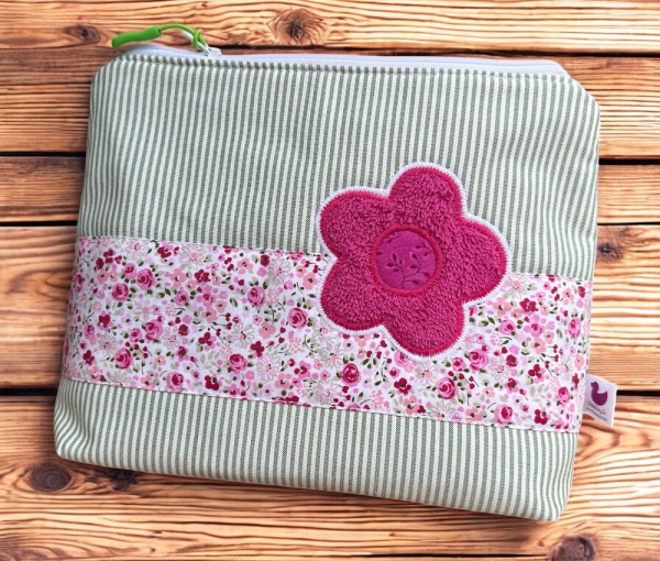 Kulturtasche in rosa mit Blume