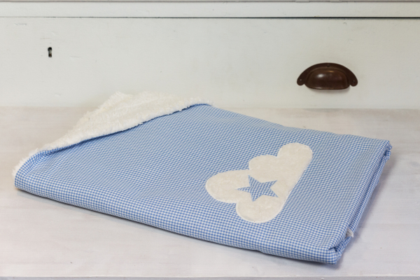 Plüschdecke hellblau mit Wolkenapplikation